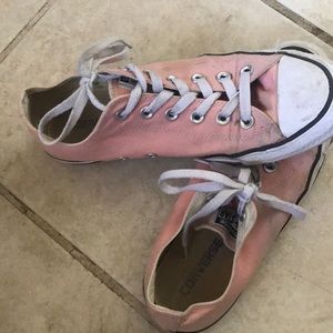 pink low top converse!